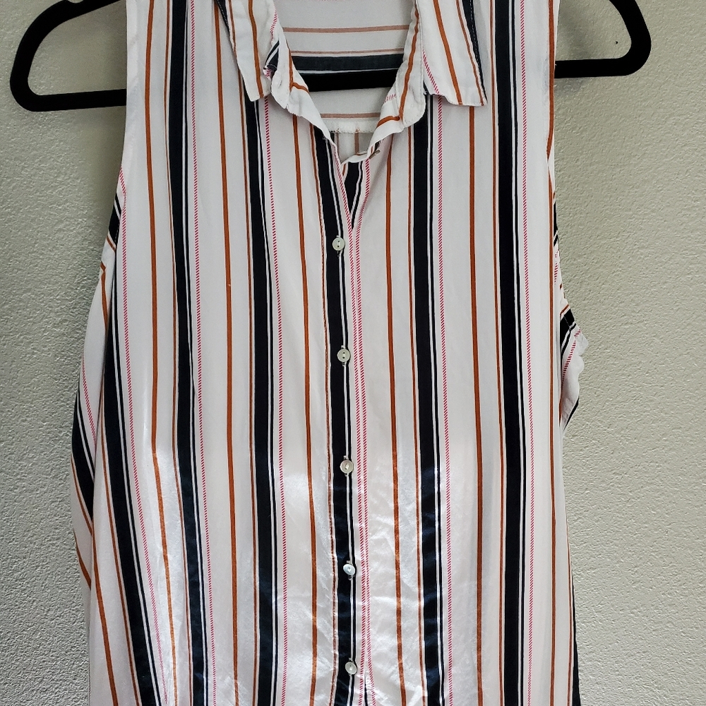 Sleeveless botton down.